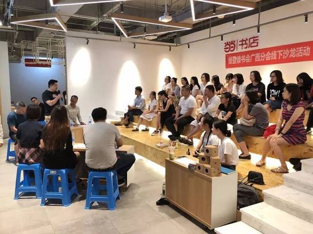 (图   当当书店南宁店亲子区里舒适的沙发) 当当书店也会举办很多沙龙