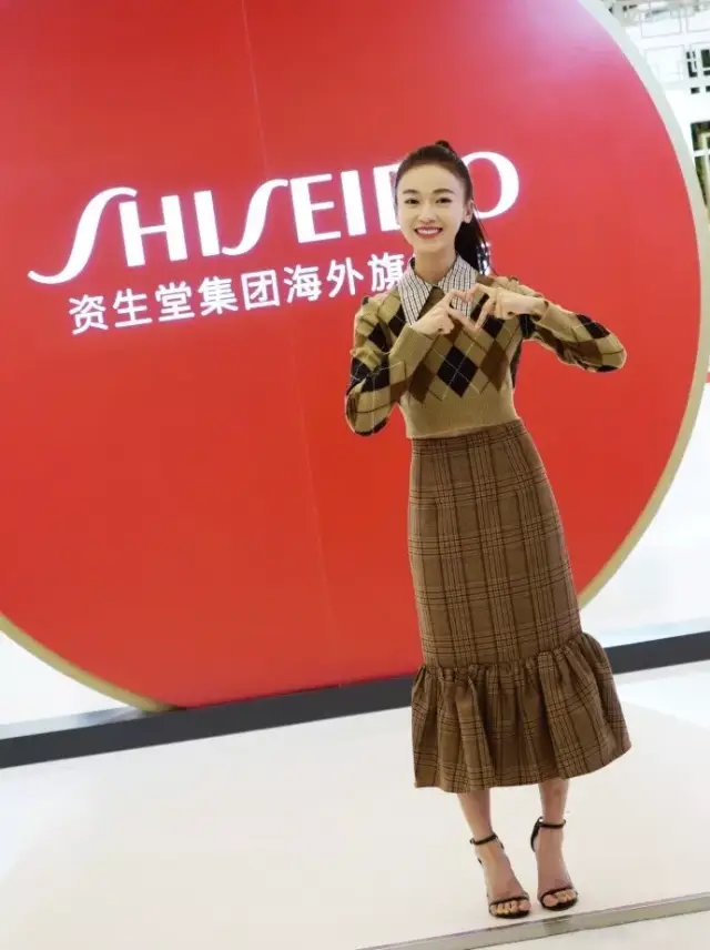 还不懂秋冬针织衫最靓穿搭?看杨幂、吴谨言和