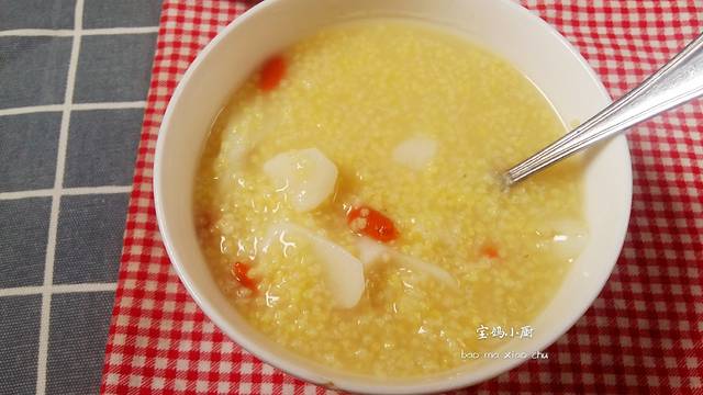 山药枸杞小米粥:三种食材一起下锅煮至粘稠即可