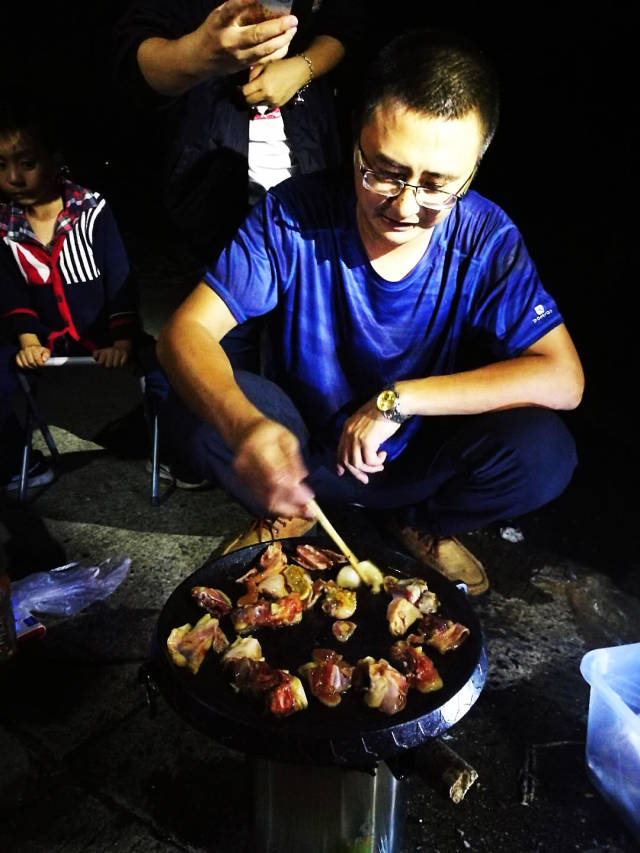 准备,不乏各种吃货大神,利用各种野炊的用具和食材安排的丰盛的大餐