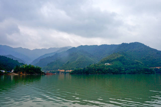 到湘南小城双牌看灵山潇水"和"你一起慢游鲜花银杏的海洋!