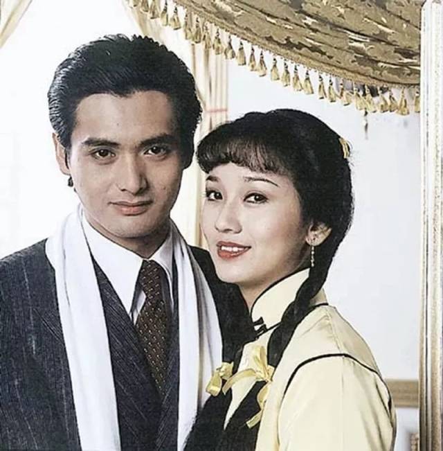 果然,不久之后,周润发凭借 《上海滩》的许文强一角,一炮走红.