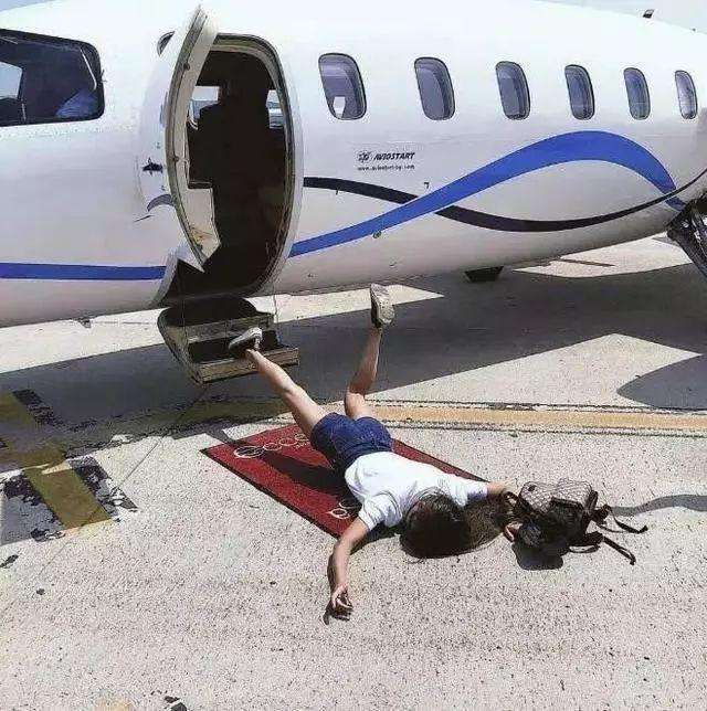 美女飞机摔,包很值钱,这要是真摔下来那可受不了