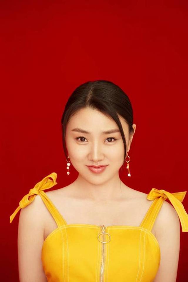 歌手肖洋全新写真上线 青春四射笑容甜美
