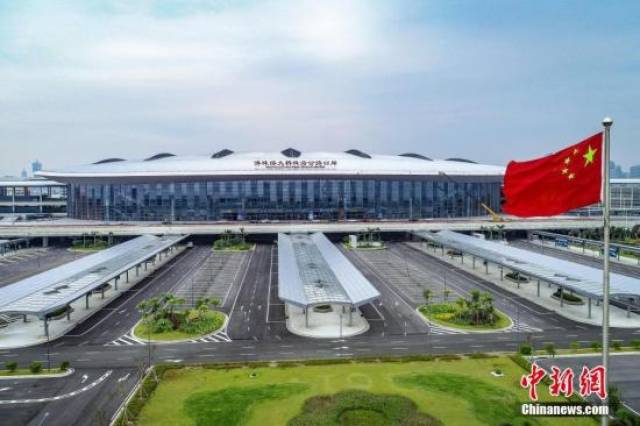 资料图:港珠澳大桥珠海公路口岸旅检楼.中新社记者 陈骥旻 摄