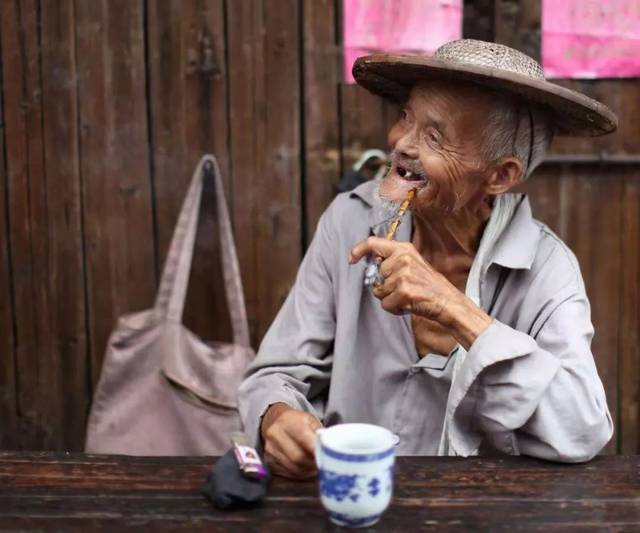 喝茶拍照也能赚钱!游埠八旬老汉成"网红"!