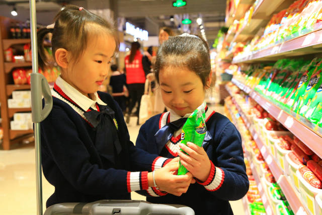 欢乐童年幼儿园百余名小朋友走进"斑马鲜生"超市购物