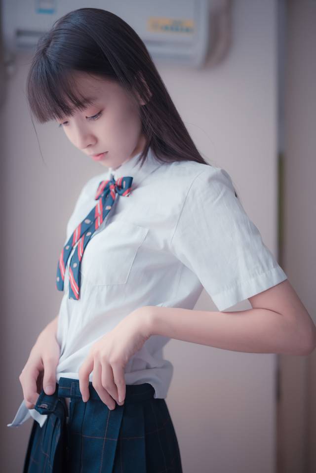 邻家白丝清新学生服女孩清纯写真