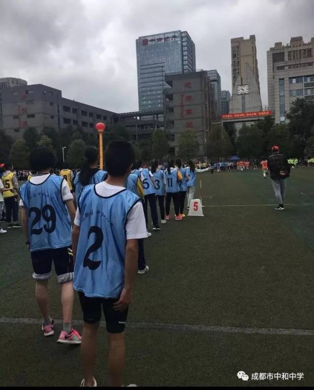 用青春奔跑 以拼搏 成都市中和中学参加高新区第14届中小学生运动