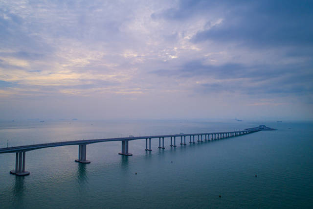 附近的香港口岸人工岛,向西横跨伶仃洋海域后连接珠海和澳门人工岛,止