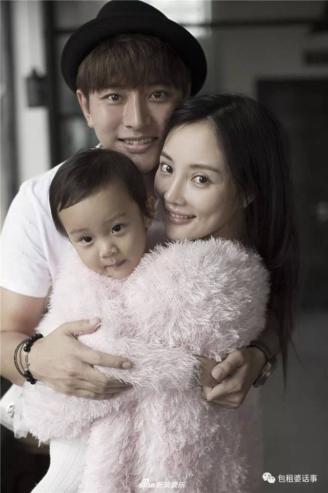 1月份的机场照,是李小璐带着甜馨现身.