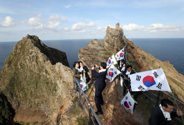 韩国国会议员登独岛 举太极旗合影-新闻频道-手机搜狐