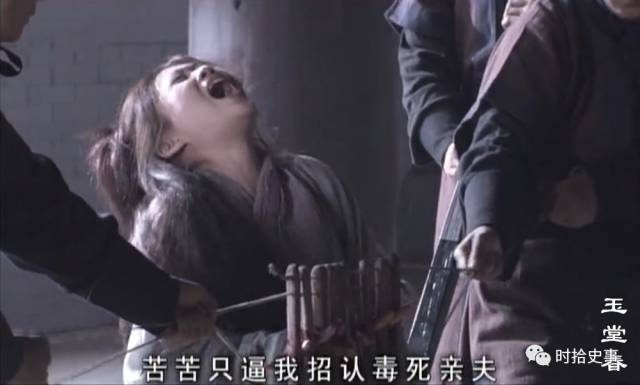 苏三挨不过酷刑,被迫画押,被判死刑,禁于死牢之中.