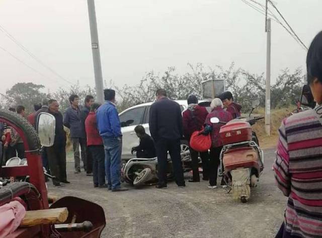 合阳百良镇陌东村头十字路囗发生车祸.