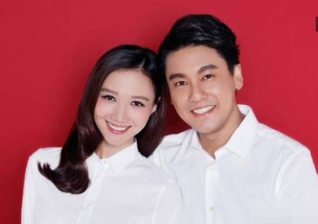 明星穿白衬衫拍结婚证件照,赵丽颖夫妻笑容一