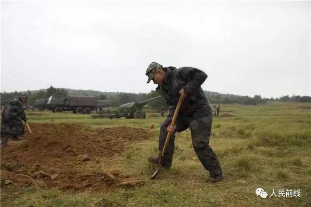 构筑火炮掩体.