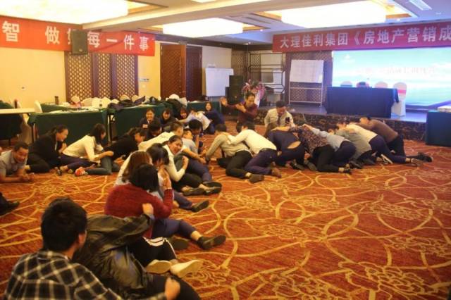 ����Ա��̬�������������š����ز�Ӫ���ɳ�ѵ��Ӫ����ѵ�γ�Բ��