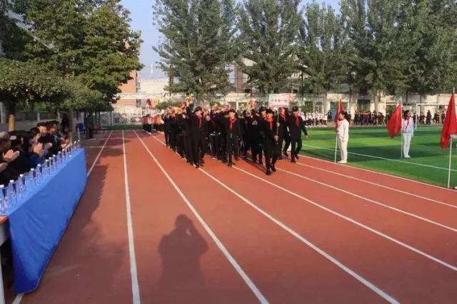 伴随着运动员进行曲,冀英五小的运动员们在响亮的口号声中,踏着整齐的