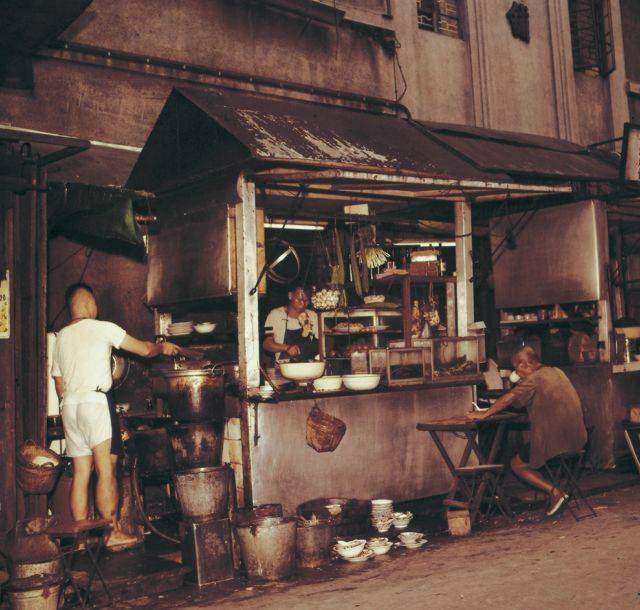 饮食 香港以美食天堂闻名海外,在六十年代以前已有茶楼,餐厅,大牌档