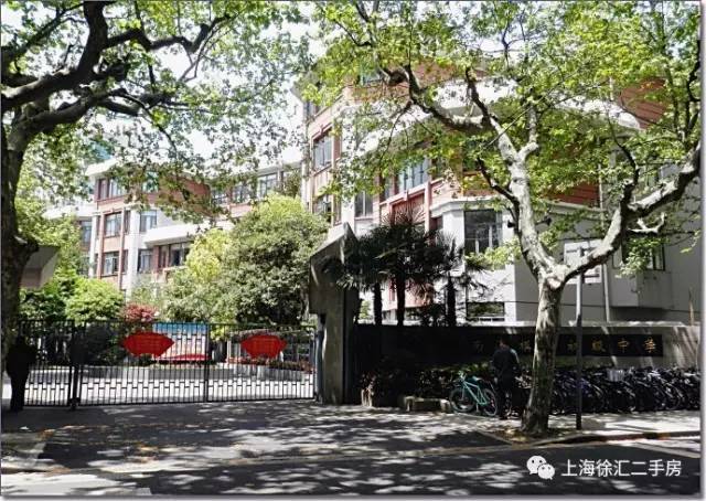 沿路为住宅,而创办于清光绪二十七年的今上海南洋模范中学却为其平添
