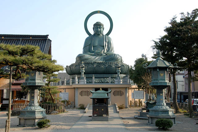 高冈大佛位于凤德山大佛寺,与奈良的大佛,镰仓的大佛一起被成为"日本