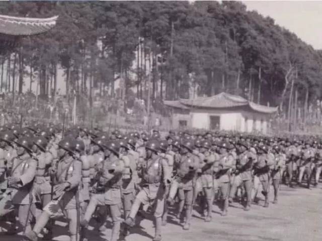 它们载着中国步兵经过云南省主席龙云所站的检阅台.