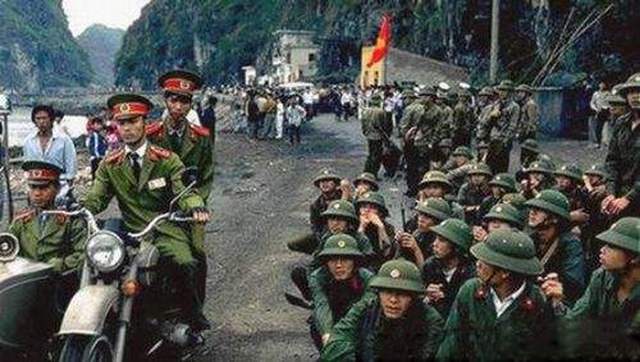 越南军人手中拿着中国援助的武器装备来对付中国