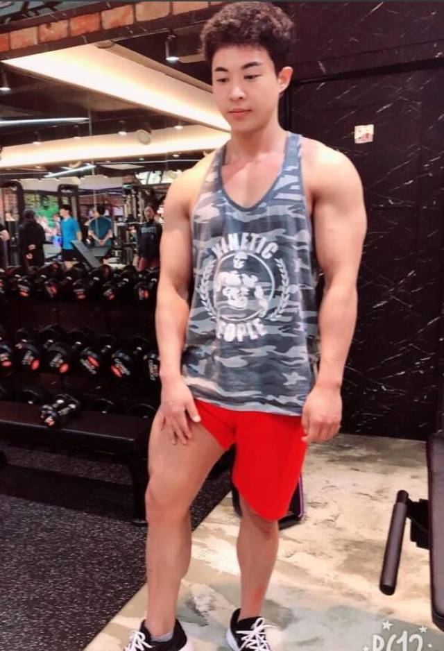 韩国小伙健身2年,逆袭为肌肉男,他期待来年肚脐能否外翻?