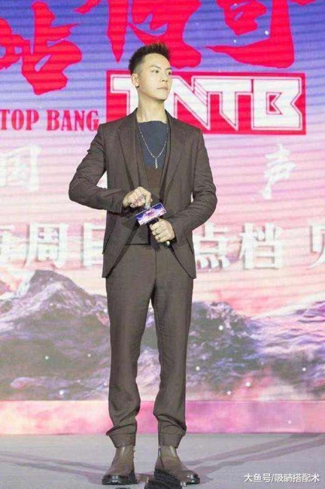 吴亦凡陈伟霆穿西装同台亮相, 身高差5cm, 区别一目了
