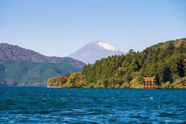 箱根的芦之湖是火山湖,水质清澈, 从这里可以看见富士山的背面,与神社