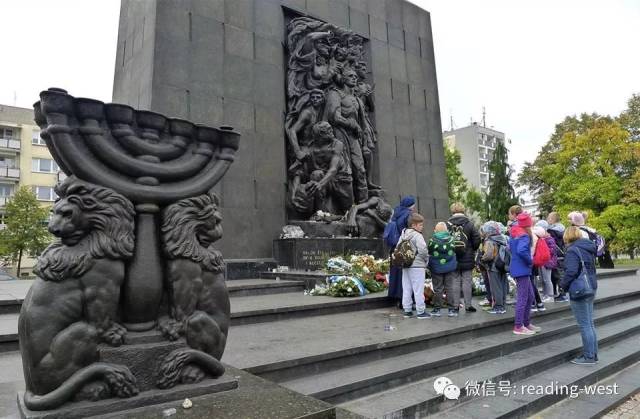 1970年12月7日,西德总理威利·勃兰特(willy brandt)在纪念碑前敬献