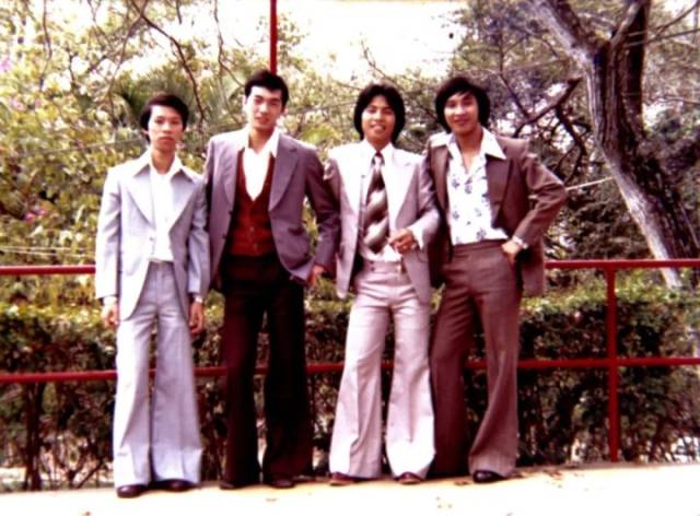 上世纪80年代初,喇叭裤,蛤蟆镜是香港的穿扮潮流.