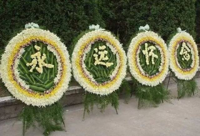 前夫再婚当天,她发"花圈"做贺礼,招来一顿暴打