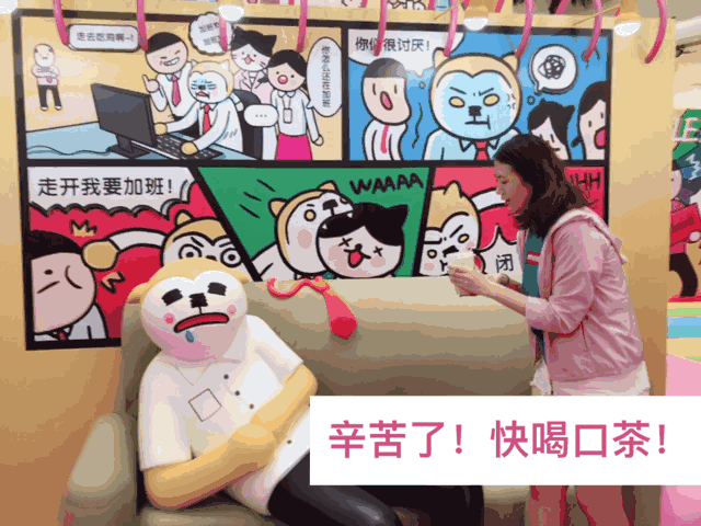 刚进餐厅,就看到一个累倒在沙发的 加班狗,看来,每个人的工作都是不