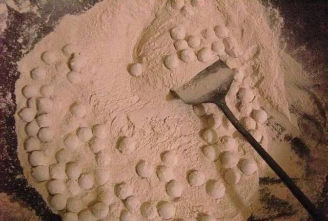 过程:先将蛤粉放于铁锅内,炒热到220—250°c,用铲拌动,使蛤粉的热度