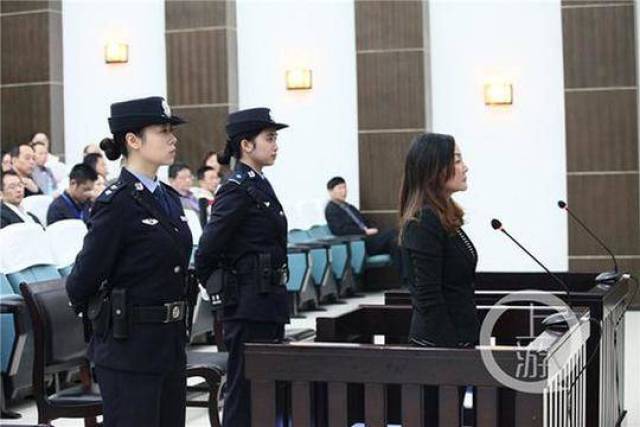 重庆"公款整容"女校长受审:把经济困难学生当摇钱树