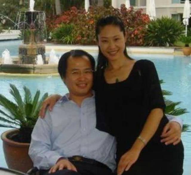 可是两人的婚姻生活并没有维持很久,在1999年11月,于文华与老公离婚.