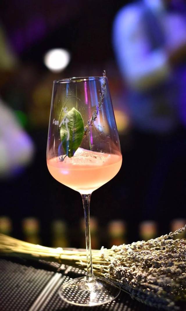传统的民谣酒吧 总带着一股淡淡的伤感.