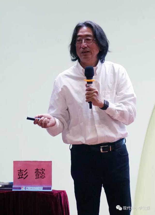 彭懿他是一位著名儿童文学作家,图画书研究者及创作者,鼎鼎大名的儿童