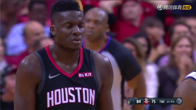 爵士24秒违例!火箭替补席炸开了锅,再瞧瞧周琦