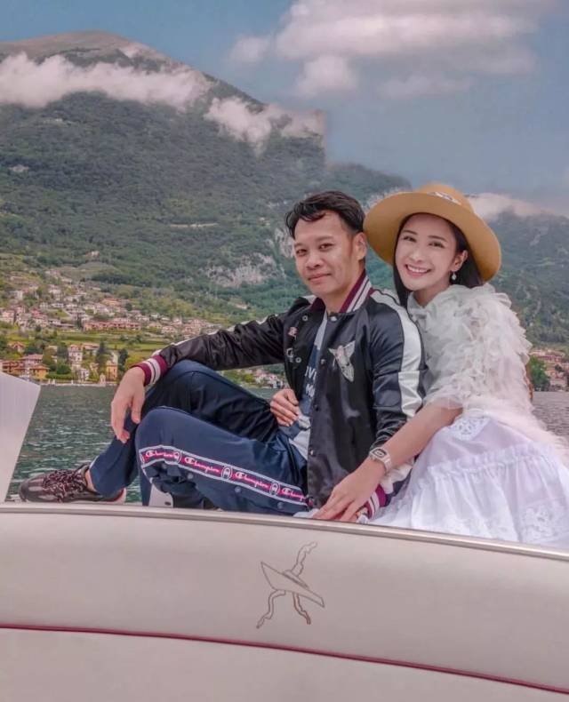 靠前夫天价赡养费致富?她43岁了还在做网红,比17岁女儿还年轻!