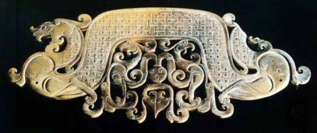 秦汉时期,龙纹的头,角,爪以及尾部等已将龙的形态显露出来,身躯也由