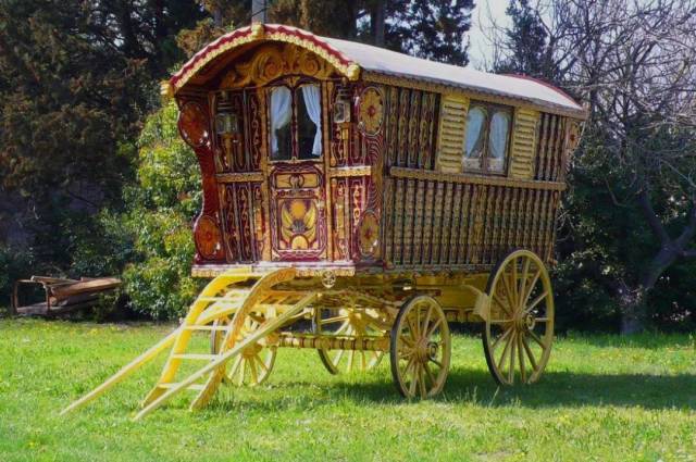 一种吉普赛大篷车 http://antiquecarousels.