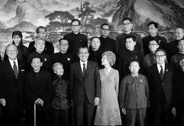 珍贵老照片: 72年尼克松访华, 获赠大熊猫, 夫人在农村帮农民喂猪