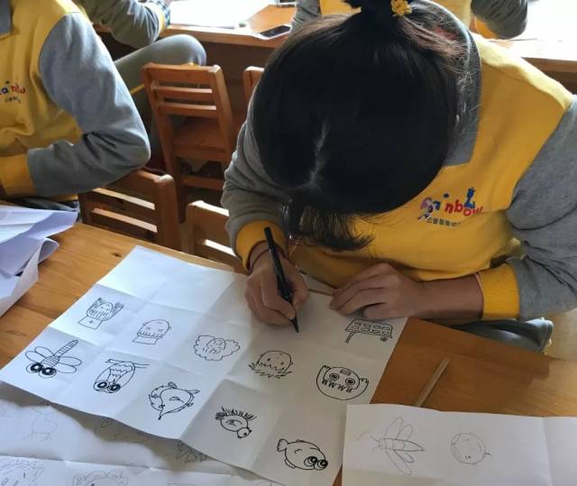活动中老师们专注作画,全身心的沉浸在艺术世界之中.