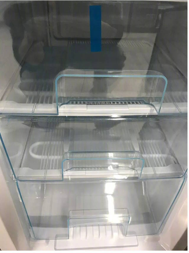 两者最直观的区别就在于, 直冷冰箱冷冻室搁架下或者背后有一排丝管