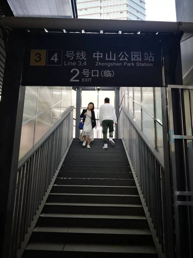 中山公园地铁站新建的这条连廊投入使用啦!