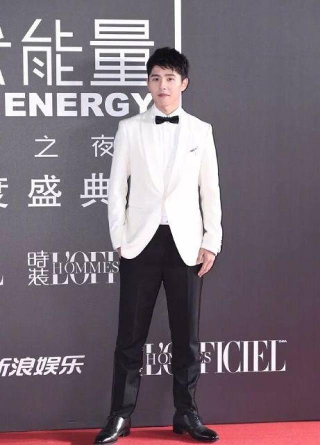刘昊然白色青果领西装搭配白衬衫和黑色西装裤,也是帅气的,弟弟不知不