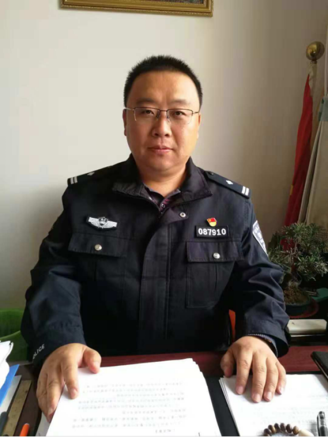 警徽,在道路交通秩序大整治中闪光