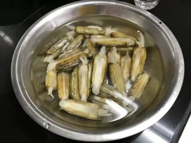 步骤: 1,蛏子买回来后用水清洗干净,让其它吐尽泥沙.